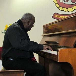 Prof Jonathan Jansen agter Gansbaai Academia se klavier waartydens hy vir die leerders “opgetree” het   
